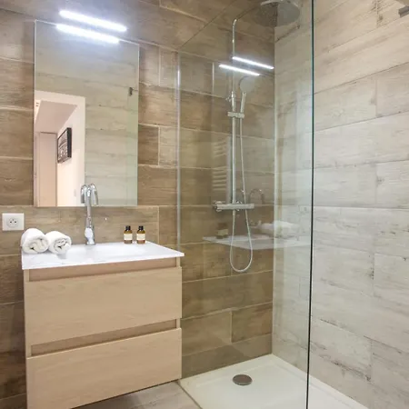 Villa Golfe-juancannes Modern 3-bedroom With Swimming Pool And Sea View Vallauris
