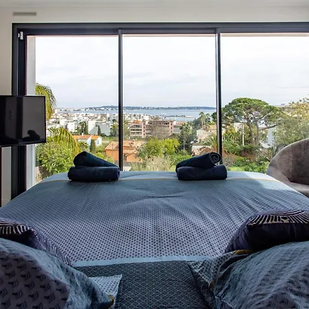 Golfe-juancannes Modern 3-bedroom With Swimming Pool And Sea View Villa