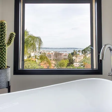 Golfe-juancannes Modern 3-bedroom With Swimming Pool And Sea View Villa Vallauris