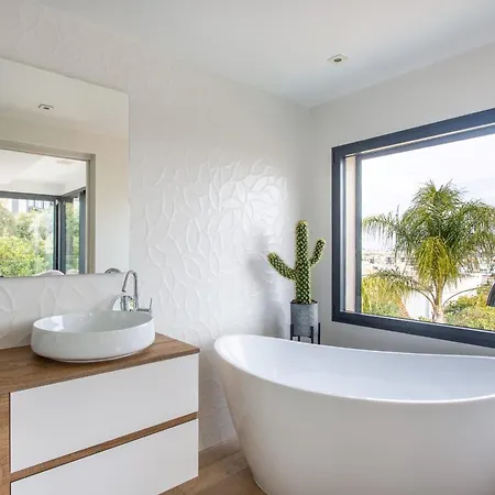 Villa Golfe-juancannes Modern 3-bedroom With Swimming Pool And Sea View Vallauris