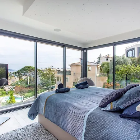Golfe-juancannes Modern 3-bedroom With Swimming Pool And Sea View Villa